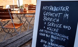 Auf einer Tafel vor einem Restaurant wird nach Mitarbeitern für den Service- und Küchenbereich gesucht. - picture alliance / Jens Büttner