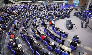Parlamentarier debattieren im Plenum im Bundestag. - picture alliance/dpa