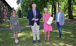 Abteilungsleiterin Brigitte Husemann (v. l.), Bürgermeister Daniel Hartmann, die ehemalige Schulleiterin Barbara Thiemann und Schuldezernent Stefan Fellmann bei der Verabschiedung. - Stadt Höxter