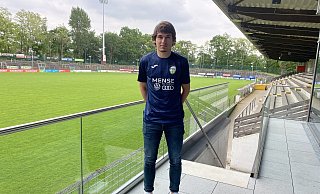 Neuzugang: Christian Will, hier auf der Terasse des neuen Vereinsheims im Heidewaldstadion, trägt künftig das Trikot des FC Gütersloh. - FC Gütersloh