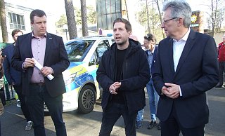 Stefan Schmidt, stellvertretender Vorsitzender des landwirtschaftlichen Kreisverbandes (v.l.) im Gespräch mit SPD-Geneeralsekretär Kevin Kühnert und SPD-Bundestagsabgeordneten Achim Post. - Karsten Schulz