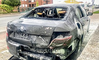 Erneut brennt ein Auto eines Autohändlers an der Eckendorfer Straße. Die Kripo ermittelt. Foto: Jens Reichenbach - Jens Reichenbach
