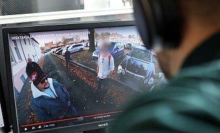 Am Mindener Bahnhof stellen die "Pedo Hunters" den inzwischen verurteilten Mann. In dem Video ist er gepixelt, Nick Hein trägt Mütze und Sonnenbrille. MT-Foto: - Alex Lehn
