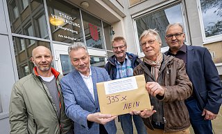 Der stellvertretende Bürgermeister und Bauauschussvorsitzende Dieter Honervogt (2.v.l.) nimmt die Unterschriftenliste von Josef Kritenbrink (v.l.), Reinhard Borgmeier, Michael Sudhoff-Ewers und Tim Wibbeke entgegen. - Niklas Tüns