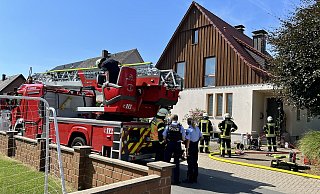 Aus noch unbekannter Ursache brannte es in einer Wohnung dieses Hauses am Enzianweg. - Thorsten Heß