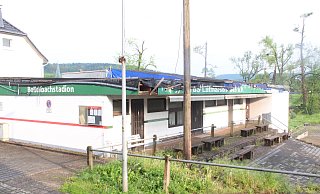Das vom Tornado zerstörte Sportheim in Lütmarsen mit dem dahinterliegenden Feuerwehrgerätehaus. Seit einem Jahr wartet die Stadt auf das Geld zum Wiederaufbau. - Burkhard Battran