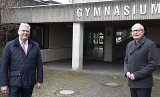 Bürgermeister Werner Peitz (l.) und CDU-Landtagsabgeordneter Bernhard Hoppe-Biermeyer vor dem Delbrücker Gymnasium. - Büro HB