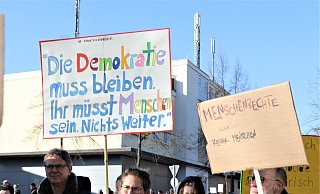 Für Demokratie und Menschenrechte: ein Plakat bei der Großdemo in Warburg mit 2.000 Teilnehmern. - Simone Flörke