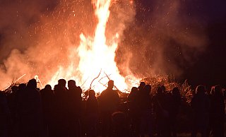 Der Naturschutzbund kritisiert, dass einige Osterfeuer in Kirchlengern und Rödinghausen zur billigen Entsorgung von Gartenabfällen genutzt worden seien. Doch stimmt das? - Jens Dünhölter