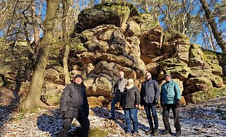 Ortsvorsteher Hartmut Fischer (v.l.), Landrat Jürgen van der Horst, Silke Tielke vom Geopark, Bürgermeister Hendrik Vahle und stellvertretender Ortsvorsteher Hans-Georg Fischer stehen vor der Hollenkammer auf dem neuen GeoPfad bei Lütersheim. - Landkreis Waldeck-Frankenberg