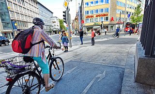 Wer diesem Pfeil auf dem Jahnplatz folgt, radelt entweder vor den Betonsockel des Aufzugs oder vor eine Treppe. - Barbara Franke