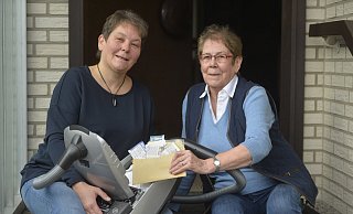 Die 82-jährige Helga Kuttner und ihre Nichte Simone Pahlkötter (55) haben mit einer schauspielerischen Leistung eine falsche Polizistin überführt. Sie sollten den Umschlag mit Bargeld in ihren Staubsauger verstecken und diesen dann vor ihre Haustüre stellen. Das „Schein-Bargeld" haben sie sich aus der „Herzu" selber zurechtgeschnitten. - Wolfgang Wotke