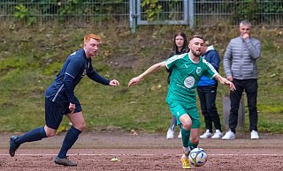 Momentan nur schwer zu stoppen: Hicrets Furkan Ars (r.) erzielte auch gegen den VfL Theesen zwei Tore. Foto: Andreas Zobe - Foto: Andreas Zobe/NW