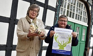 Claudia Röhe (l.) und Andrea Fischer gehören zum Organisationsteam des Weihnachtsmarktes. - Ev. Jugendhilfe Schweicheln