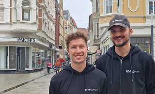 Der Herforder Fabian Schachtsiek (links) und sein Freund und Business-Partner Jonas Wibbert in der Innenstadt. Sie wollen wieder leben in die Herforder Veranstaltungsszene bringen. - Lena Kley