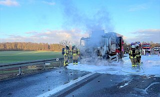 Die Fahrerkabine des Saugbaggers brannte völlig aus. Auch der Aufbau wurde erheblich beschädigt. Foto: Feuerwehr Warburg - Feuerwehr Warburg