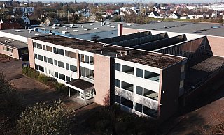 Aus der ehemaligen Druckerei soll ein modernes Gebäude werden. Unter anderem sollen dort Oldtimer und Wohnmobile gelagert werden. Zudem werden Co-Working-Spaces errichtet. - IWZ Immobilien