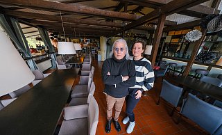Noch herrscht Leere im Bistro. Costas Kuruklidis und seine Frau Yvonne sind längst bereit für den Neuanfang. Foto: Andreas Zobe - Foto: Andreas Zobe/NW