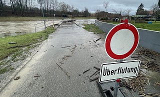 Die Emmer bei Wöbbel sorgt immer noch für überflutete Straßen. - Silke Buhrmester
