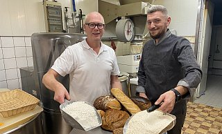 Arno Simon (li.) und Alexander Schmidt in der Backstube der Bäckerei Simon. - Dirk Windmöller