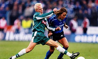 Uwe Weidemann (l.) liefert sich im letzten Zweitligaderby des FC Gütersloh mit dem Arminen Michael Sternkopf einen packenden Zweikampf. 12.500 Fans sahen im Heidewaldstadion den 2:0-Sieg für Arminia. - Imago Images