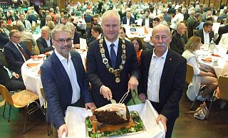 Der westfälische Kernschinken konnte gut angeschnitten werden. Robert Meyer (v. l.), Henning Vieker und Siegfried Gutsche hatten damit keine Probleme. - Karsten Schulz