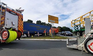 Ein Lkw ist im Steinheimer Kreisverkehr liegen geblieben. - David Schellenberg