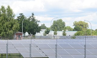 Im Gewerbegebiet Rahden-Ost betriebt das Rahdener Unternehmen Hilker einen Solarpark. Das Unternehmen kündigt Konsequenzen an, sollten unweit des Solarparks Windräder gebaut werden, die mit ihrem Schattenwurf die Anlage beeinträchtigen. - Joern Spreen-Ledebur