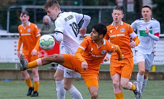 Im Derby der B-Junioren zwischen Theesen und Arminia gab es ein 2:2. - Foto: Andreas Zobe/NW Im Derby der B-Junioren zwischen Theesen und Arminia gab es ein 2:2. - Foto: Andreas Zobe/NW