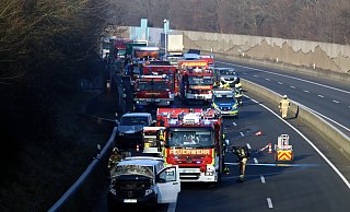 Bei dem Unfall auf der A30 wurden zwei Personen verletzt. - Meiko Haselhorst