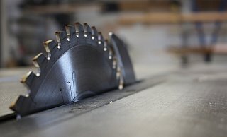 Im Staub in zwei Tischlereien seien Schuhabdrücke deutlich erkennbar gewesen, so die Polizei, die außerdem DNA-Spuren entdeckt. - Pixabay (Themenbild)