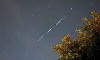 Um 20.09 Uhr ist diese Aufnahme von der leuchtenden Starlink-Perlenkette am Dienstagabend am Himmel entstanden. - Reimund Schlie