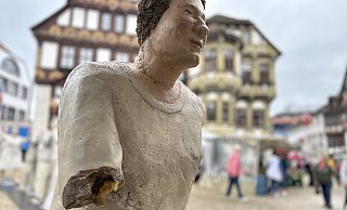 Arme Frau: Die Alltagsmenschin auf dem Marktplatz ist offensichtlich mit einem fehlenden Arm unterwegs. - Ralf T. Mischer