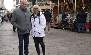 Regina Zimmer und Franz Sievers aus Delbrück zu Beginn ihrer Shopping-Tour in Paderborn. - Lisa Richter