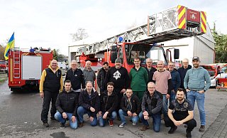 Kurz vor der Abfahrt versammelt sich die Konvoi-Crew vor den Hilfsgütern. Dazu zählen auch Feuerwehrautos, wie die Drehleiter aus Jüchen. - Regina Brucksch