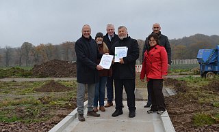 Thomas Schöning (Vorsitzender Förderverein LGS, v. l.) nimmt die Spendenurkunde im Beisein von Madeline Sprock (Förderverein) und Bürgermeister Daniel Hartmann sowie den beiden LGS-Geschäftsführern Claudia Koch und Jan Sommer entgegen (rechts) von Karl Peter Brendel (Vorstand NRW-Stiftung, Mitte) entgegen. - Nicole Fischer