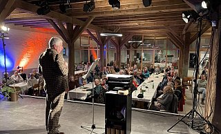 Das Programm in der Fürstenberger Kulturscheue wird gut angenommen. Wie hier beim Auftritt von Erwin Grosche, der bereits zum zweiten Mal das Publikum aus der Fassung gebracht hatte. - Felix Krogmeier