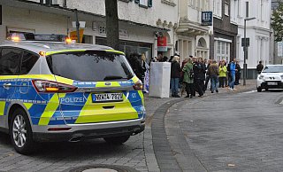Die Polizei Gütersloh war am Samstag wegen der Kundgebung an der "Deele" im Einsatz. Drei Tage danach haben es Beamte an gleicher Stelle mit Farbschmierereien zu tun bekommen. - Ludger Osterkamp