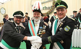 Gemeinsam macht stark. Meerhofs Schützenoberst Hubertus Hund (v. l.), Kreisschützenoberst Reinhard Mattern und Upsprunges Oberst Rolf Wiedemann. - Johannes Büttner