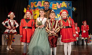 Präsident Mark Elberg präsentiert das neue Kinderprinzenpaar nebst Pagen mit Nora Stork (v. l.), Prinzessin Emma Cöppicus, Mark Elberg, Prinz Jasper Hartmann, Emilia Jäger; links im Hintergrund Solomariechen Anna Tölle. - Mark Elberg