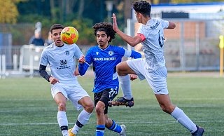 rminias Enes Saygili (Mitte) konnte das 2:3 gegen Delbrück in der B-Junioren Landesliga nicht verhindern. - Andreas Zobe