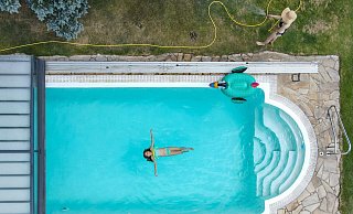 Kunden müssen mit durchschnittlich sechs Monaten Wartezeit rechnen, bis der dauerhafte Swimmingpool im Garten steht. - Patrick Pleul/dpa