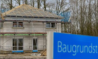 Nicht eingehaltene Grenzabstände waren ein Grund für den Streit zwischen den beiden Männern. - (Symbolbild): Patrick Pleul/picture alliance/dpa