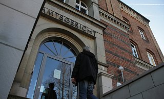 Justizgebäude am Puhlplatz: Vor dem Amtsgericht war im Dezember ein Warburger wegen Vergewaltigung und fahrlässiger Körperverletzung verurteilt worden. Die Polizei möchte seine Daten in einer Kartei präventiv speichern. - Dieter Scholz
