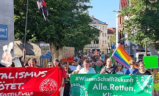 Ganz vorne End Fossil und Fridays for Future Seite an Seite. - Moritz Trinsch