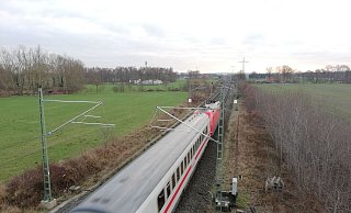 Freiflächen-Photovoltaik soll künftig in direkter Nachbarschaft zu zwei- oder mehrgleisigen Bahn-Hauptstrecken privilegiert sein. Das betrifft auch Stemwede mit der Bahn-Hauptstrecke Hamburg-Ruhrgebiet. Auf seiner Fahrt von Binz auf Rügen nach Köln fährt ein IC durch Drohne. - Joern Spreen-Ledebur Freiflächen-Photovoltaik soll künftig in direkter Nachbarschaft zu zwei- oder mehrgleisigen Bahn-Hauptstrecken privilegiert sein. Das betrifft auch Stemwede mit der Bahn-Hauptstrecke Hamburg-Ruhrgebiet. Auf seiner Fahrt von Binz auf Rügen nach Köln fährt ein IC durch Drohne. - Joern Spreen-Ledebur