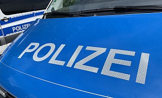 Einem plötzlich abbiegenden Kleinwagen kann eine junge Paderbornerin noch ausweichen, doch ihre Fahrt endet in einem Gebüsch. - Jens Reddeker (Symbolbild)
