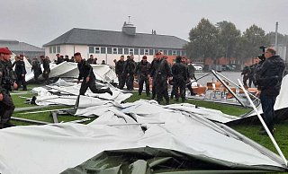 Ein kurzes, aber heftiges Gewitter über Höxter trifft auch den feierlichen Appell in der General-Weber-Kaserne. - David Schellenberg