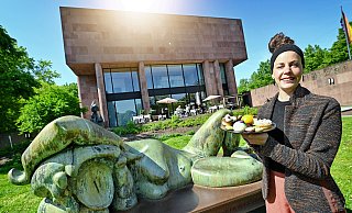 Eine bunte Platte mit süßen Kunstwerken im Kleinformat hat Lea Nüsgen zusammengestellt. - Barbara Franke
