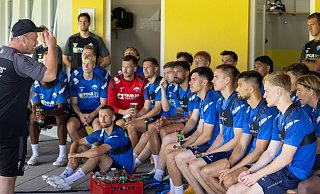 SCP-Trainer Lukas Kwasniok (l.), hier bei einer Taktikanalyse mit dem Team, gab seinen Schützlingen am Donnerstag trainingsfrei. - Oliver Krato